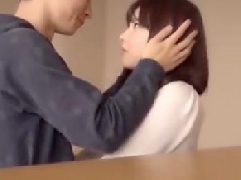 お人形みたいに整った白肌娘と舌を絡ませ合うラブラぶパコ！！素人美少女痴女ハメ撮りの無料エロ動画