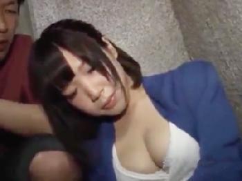 酔ってマンションの廊下で寝てた美形お姉さんを介抱ついでに中出し!美少女パイパンの無料エロ動画