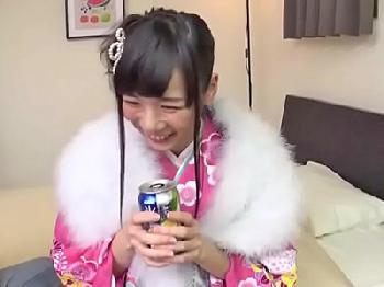 慣れないお酒を初めて飲んだ新成人を晴れ着姿のまま中出し着衣パコ！美少女素人の無料エロ動画