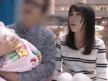 子連れでマジックミラーー号に乗車したマダムが家族を待たせて中だし交尾！素人人妻中出しの無料エロ動画