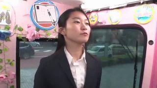 いきり勃ったペニスを見せつけられたら恥ずかしそうにするも食いつく女性会社員さん！お姉さん素人OLの無料エロ動画