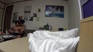 男から巧みに口説かれてあっさりカラダを許す熟女マダムにドピュッと中出し！素人人妻の無料エロ動画