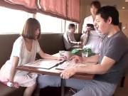 レストランでいきなりペニスを出されてその場でハメる流れになったお姉さん！顔射の無料エロ動画