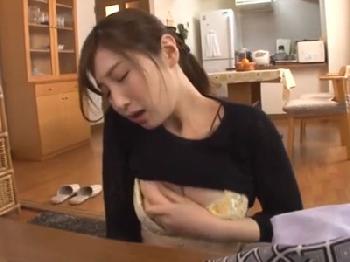 美しい義理の母親に我慢出来ず秘密の中出し近親フアック!フェラ近親相姦オナニーの無料エロ動画