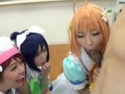 アイドル志望のコスプレ美形少女が目の前に出されたペニスに堪らず食いついて乱交SEX!美少女の無料エロ動画