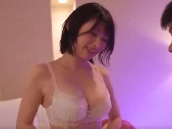 コンビニアルアルバイト先の同僚奥様と休憩中に熱を帯びた精力的なファック！巨乳中出しフェラ人妻パイズリの無料エロ動画