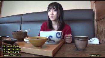 ご馳走してもらえると軟派男についていった童顔妻が当然のようにハメられ中出し！素人人妻の無料エロ動画