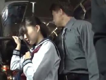 通学中のバスの車内で襲われる女子校生達！美少女素人フェラ手コキぶっかけ痴漢の無料エロ動画