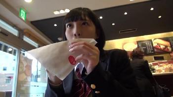 某アプリで知り合った美形少女女子校生と会ってデートからのホテルで熱烈に戯れる性行為！素人中出しハメ撮りの無料エロ動画