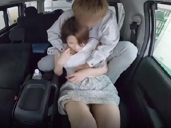 パート先の同僚の車で寝取られてしまうマダム!巨乳フェラ人妻手コキぶっかけパイパンの無料エロ動画