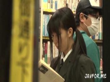 本屋で参考書を探していた真面目な美形少女女子校生が店内で堂々と性的暴行される！美少女素人レイプの無料エロ動画