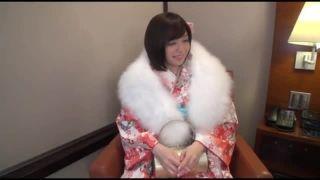 成人式が終わったタイミングで晴れ着姿の素人娘を捕まえて記念に即はめ！お姉さん美少女の無料エロ動画