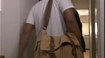 夫がすぐそばに居るのに男友人からセクロスを求められ受け入れる奥様！素人痴女人妻フェラぶっかけの無料エロ動画