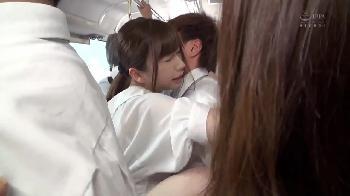 バス車内で背後の男から肉棒を押しつけられたお姉さんが逆に握り返して逆痴漢!素人痴女フェラ手コキぶっかけの無料エロ動画