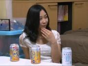 家に招いたとても綺麗な奥さんと飲酒してほろ酔い気分→こうなったらHする雰囲気に！素人人妻フェラの無料エロ動画