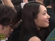 満員電車で痴漢されたミニスカートートお姉さん→ペニスを握り返してその場でファック！素人フェラの無料エロ動画