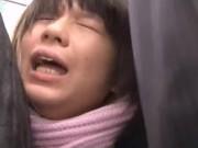 満員電車で美形少女女子校生が痴漢される→次第に恐怖よりも快感が増して絶頂オーガズムする！美少女中出し素人レイプ童顔の無料エロ...