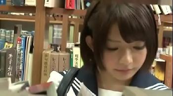 図書室の脚立でバランスを崩した美形少女が男の顔面に落ちておめこ舐めリングスから性行為！美少女素人女子校生の無料エロ動画