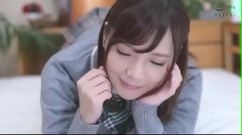 上目遣いのフェラチオチオが淫靡な白い美肌美形少女女子校生と制服姿のまませックス！美少女中出しパイズリの無料エロ動画