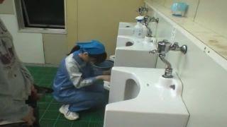 トイレに入ったら若奥様が掃除していたのでペニスを曝け出して反応を見る!お姉さん中出し素人レイプの無料エロ動画