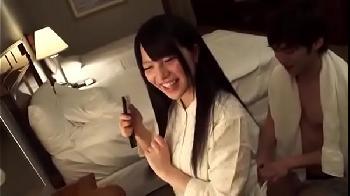 彼女が髪の毛のケアをしている間も辛抱できずちょっかいをだしてベタベタします!巨乳美少女素人の無料エロ動画