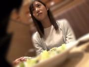 夜の街にいた美形少女をしつこくナンパしたら折れて挿入したら性的感度が抜群にいいすぎて潮吹きまくり！美少女素人の無料エロ動画