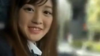 常にニコニコしている美形少女女子校生が眼鏡の中年男相手に挿入撮りする！美少女素人フェラハメ撮りの無料エロ動画