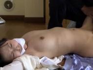 ストーカー男に狙われていたとても綺麗なマダムがついに家に突入されて中出し性的暴行される！お姉さん人妻ハメ撮りの無料エロ動画