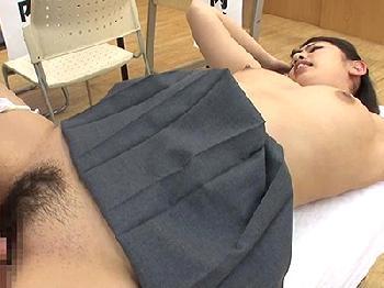 男子が見てる前で膣をご開帳!!羞恥健康診断で犯される美形少女女子校生たち！巨乳美少女中出しフェラレイプ3Pの無料エロ動画