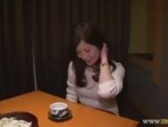 コタツの中でオナニーしたとてもきレイな中年女はすんなりバレて肉棒挿入されます!素人人妻痴女熟女の無料エロ動画