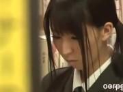 本屋で参考書を探していた清潔感あふれる美形少女が一瞬にしてペニスを挿入され中出しレイぷ!美少女女子校生レイプ3Pの無料エロ動...