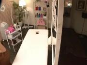 マジックミラー越しで夫に丸見えと気づかずマッサージ師に寝取られ連続オーガズムアくメする妻!中出し素人フェラ人妻手コキの無料エ...