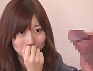 目の前に出された肉棒をマジマジと見つめて辛抱できず食いつく美形少女!美少女素人フェラ痴女の無料エロ動画