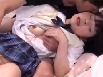 思春期女子校生が目の前で大きなアソコを見せつけられて…!美少女素人フェラ顔射手コキぶっかけの無料エロ動画