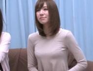 仲良しマダムコンビがあの部屋に入ってフェラチオチオ対決をさせられる!お姉さん素人人妻痴女の無料エロ動画