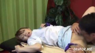 アイドルに居そうなお姉さんがきわどいマッサージをされて感じまくってしまいます！素人レイプOLの無料エロ動画