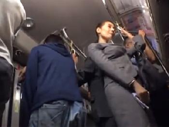 熟女OLが電車内で痴漢され→受け入れてその場ハメ展開痴女人妻ぶっかけのエロ動画