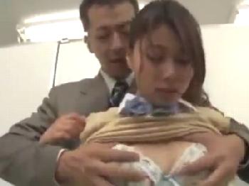 電車内で痴漢されその後トイレに連れ込まれ犯される女子校生美少女のエロ動画