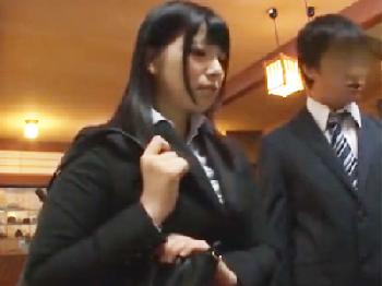 予約間違いで美形少女同僚と同じ部屋に！やることはいつも一つ！！美少女痴女OL中出し上原亜衣のエロ動画