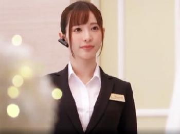新婦の目を盗んで新郎を誘い寝取る美人ウエディングプランナーお姉さん痴女顔射のエロ動画