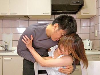 夫の友人の強引性行為に体を許して燃え上がる奥さん巨乳人妻のエロ動画