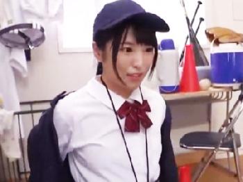 美形少女マネージャーの密着マッサージでフル勃起して部室で顔面射精パコ女子校生美少女顔射のエロ動画