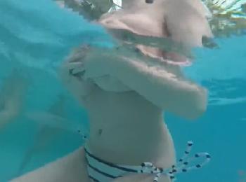 デカ乳お姉さんのビキニが！ロッカールームになだれ込んで淫靡な公開交尾巨乳痴女露出のエロ動画