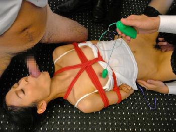 賭けの代償として夫に売られ性欲処理女にされる奥さん人妻乱交夏目彩春のエロ動画