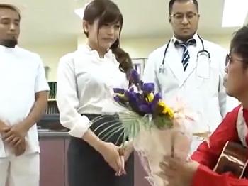 入院患者の色欲を全て自分で受け止めるド淫乱女医巨乳お姉さん痴女顔射フェラのエロ動画