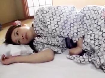 母の熟れてきた体を家族旅行中に夜這い近親SEX相姦！巨乳人妻熟女手コキ近親相姦のエロ動画