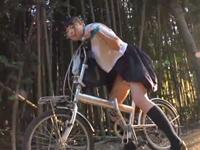 自転車のサドルでマスターベーションしてた無毛女子校生が男に見つかり犯されるW美少女パイパンぶっかけレイプ潮吹き露出のエロ動画