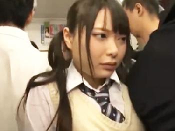 満員電車で屈強な男達に痴漢されて失禁アクメした美形少女女子校生がトイレに拉致られ輪姦されちゃう美少女中出しレイプ乱交のエロ動...