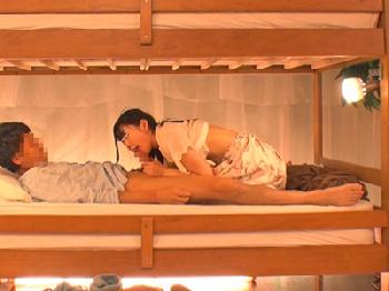 上に彼氏が寝ているのに金に釣られて下段でカレ友とSEXする素人娘美少女中出しのエロ動画