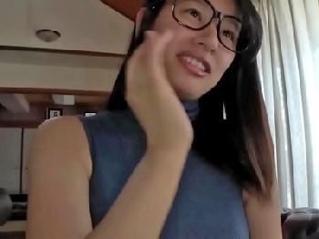 巨乳娘が上司の自宅に行って巨乳をぶるぶる揺らしてハメ撮りファック人妻めがねのエロ動画